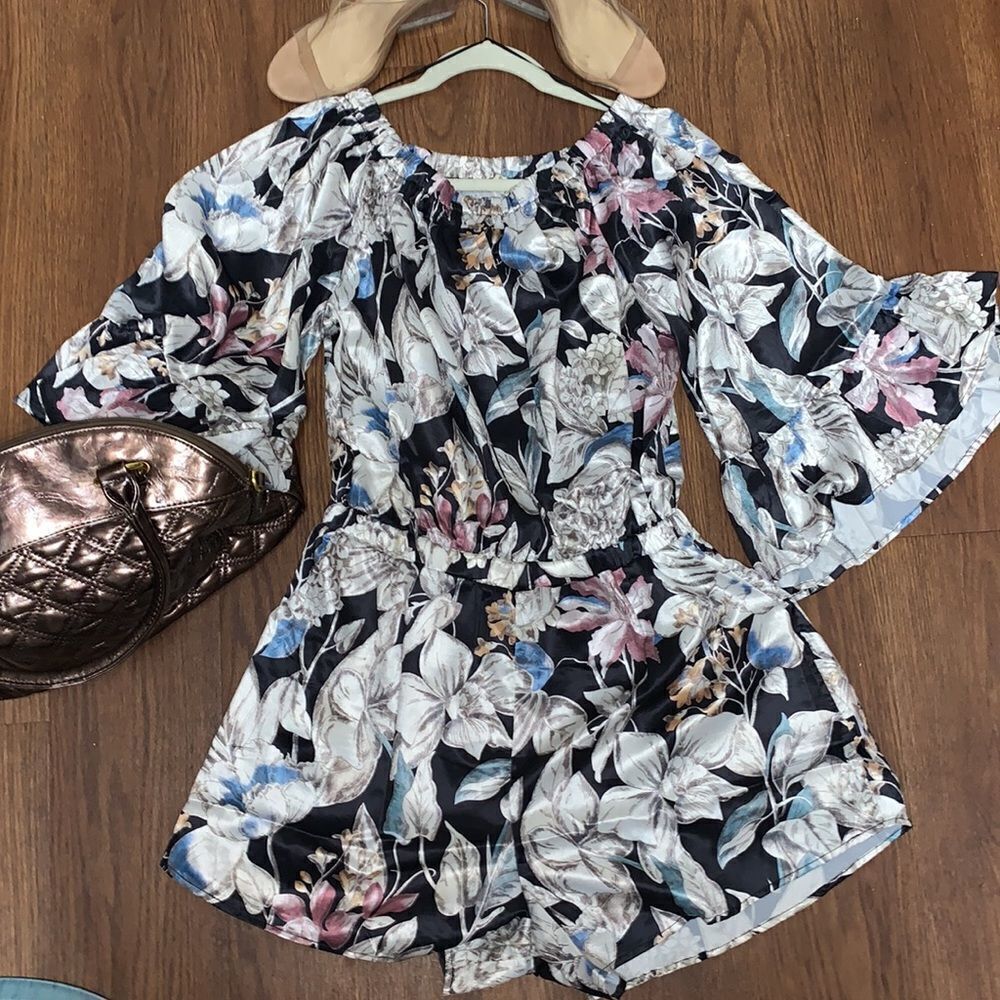Easel Floral Romper short size M NWOT